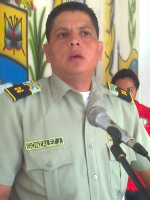 Oficial Agregado Juan González, director de Polipáez